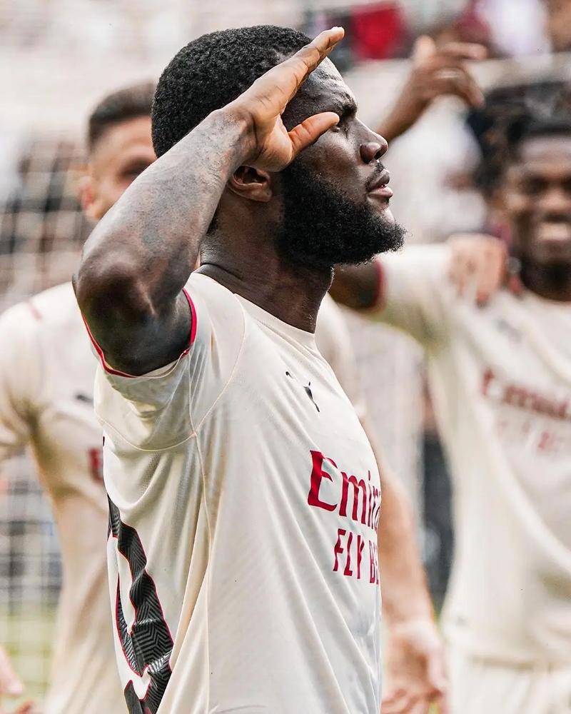 中超赛季刚落幕，成都蓉城连传三喜，明年争冠希望大增（中超刚收官，成都蓉城三喜临门，来年冲冠更有戏）