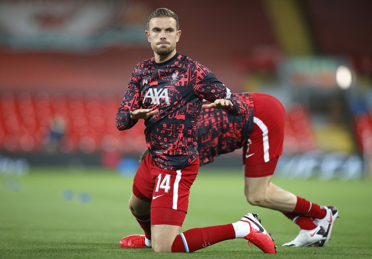 记者总结皇马2025：没有中场大脑纯靠天赋，阿隆索的球队缺乏风格（皇马2025评析：中场无核靠天赋硬撑，阿隆索球队缺少鲜明风格）