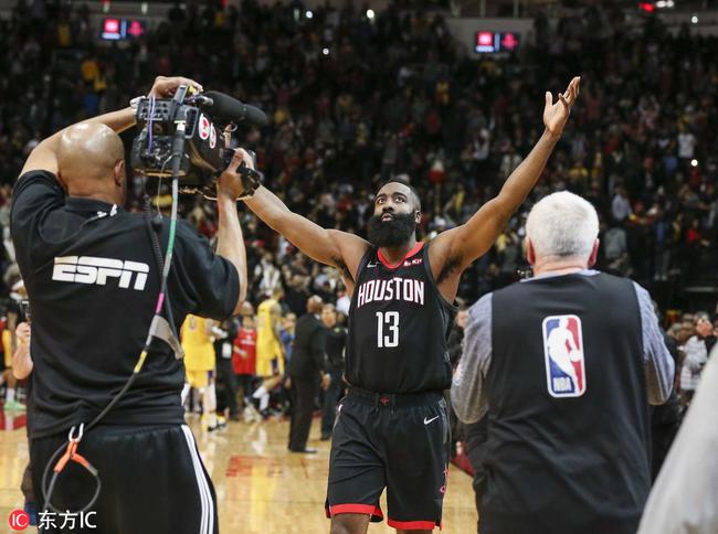 掘金约基奇豪取三双助球队连胜（约基奇砍三双率掘金继续连胜）