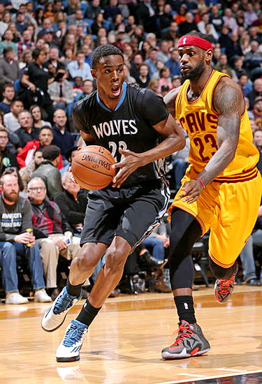 曼城大胜桑德兰，积分榜差距缩小（曼城狂胜桑德兰，联赛积分差距拉近）