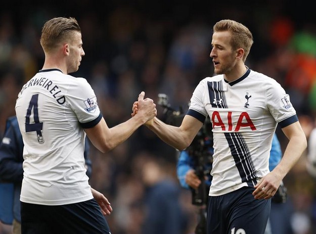 被批把队长袖标扔在地上泄愤，曼德拉戈拉：是队友没接住（被指怒扔队长袖标泄愤，曼德拉戈拉澄清：是传给队友，没接到才落地）