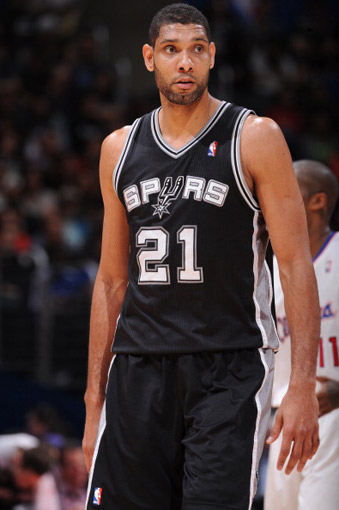 火药味！陶汉林垫脚纪卓违体犯规引刘维伟暴怒 冲到球场内质疑裁判吃T（赛场火药味十足：陶汉林疑似垫脚、纪卓违体，刘维伟怒闯场内质疑判罚被判技犯）