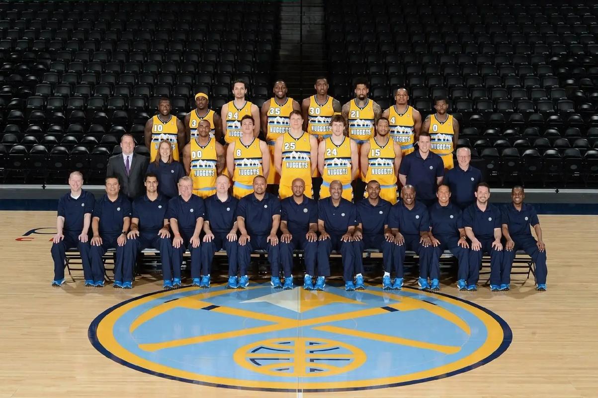 英超第13轮切尔西对阵阿森纳，双方均状态出色，争夺争冠席位，赛果待定。（英超第13轮：切尔西迎战阿森纳，双方状态正佳，力争跻身争冠行列，胜负未明）