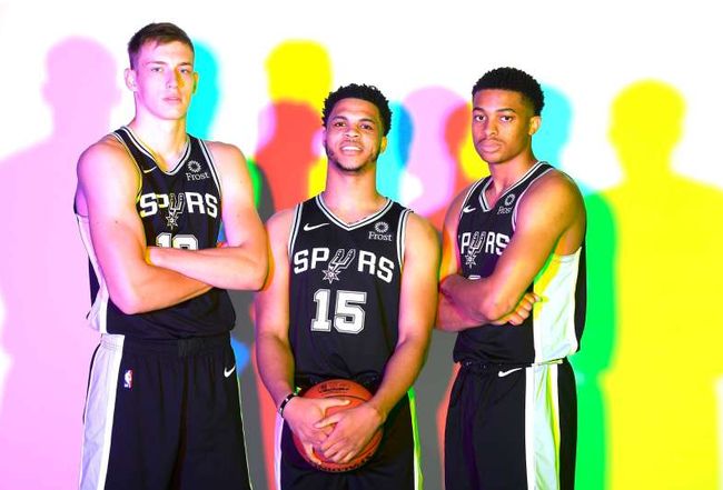 若昂-佩德罗选巴西五人队：大罗、内马尔、卡塞米罗在列（若昂-佩德罗评选巴西五人制阵容：罗纳尔多、内马尔、卡塞米罗入选）