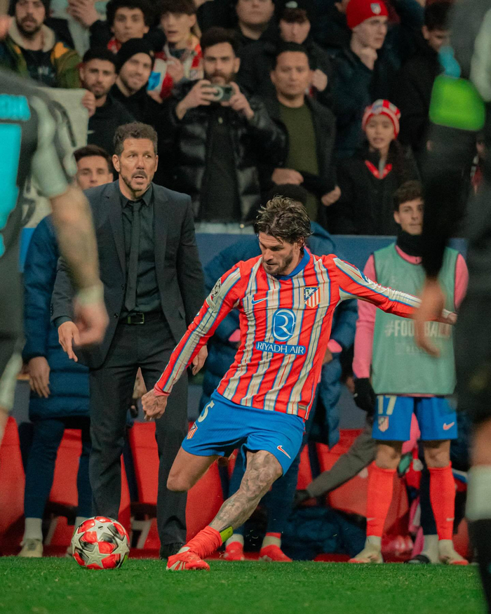 每体：拉菲尼亚是巴萨非卖品，个人目标赢得欧冠和2026年世界杯（每体：巴萨不卖拉菲尼亚，他剑指欧冠与2026年世界杯冠军）