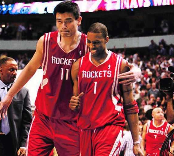 谭龙效力亚泰8年陪球队降级又冲超，如今再次跟随球队降级（谭龙在亚泰八年，历经降级与冲超，如今再度随队降级）